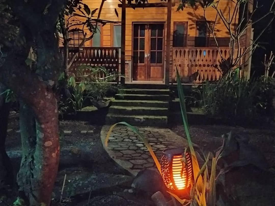 Bata Merah Homestay Баньюванги Экстерьер фото